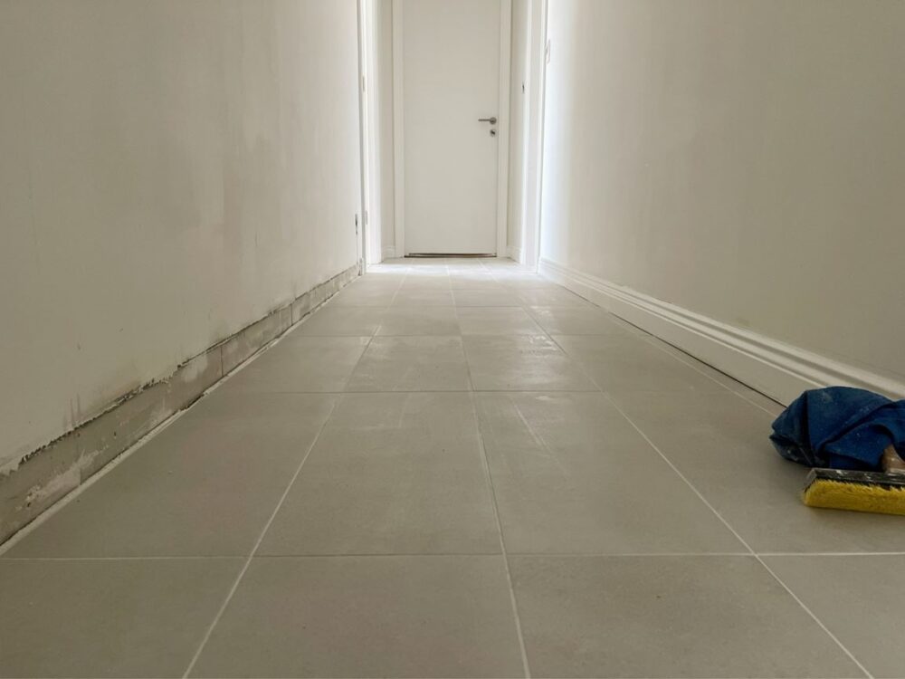 układanie płytek w wąskim przedpokoju